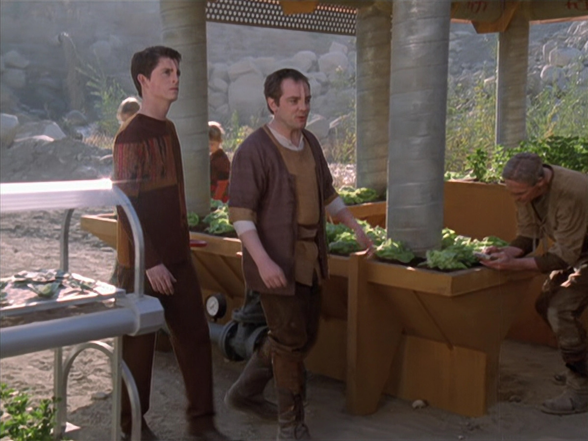extant_StarTrek_VOY_6x19-ChildsPlay_01775.jpg