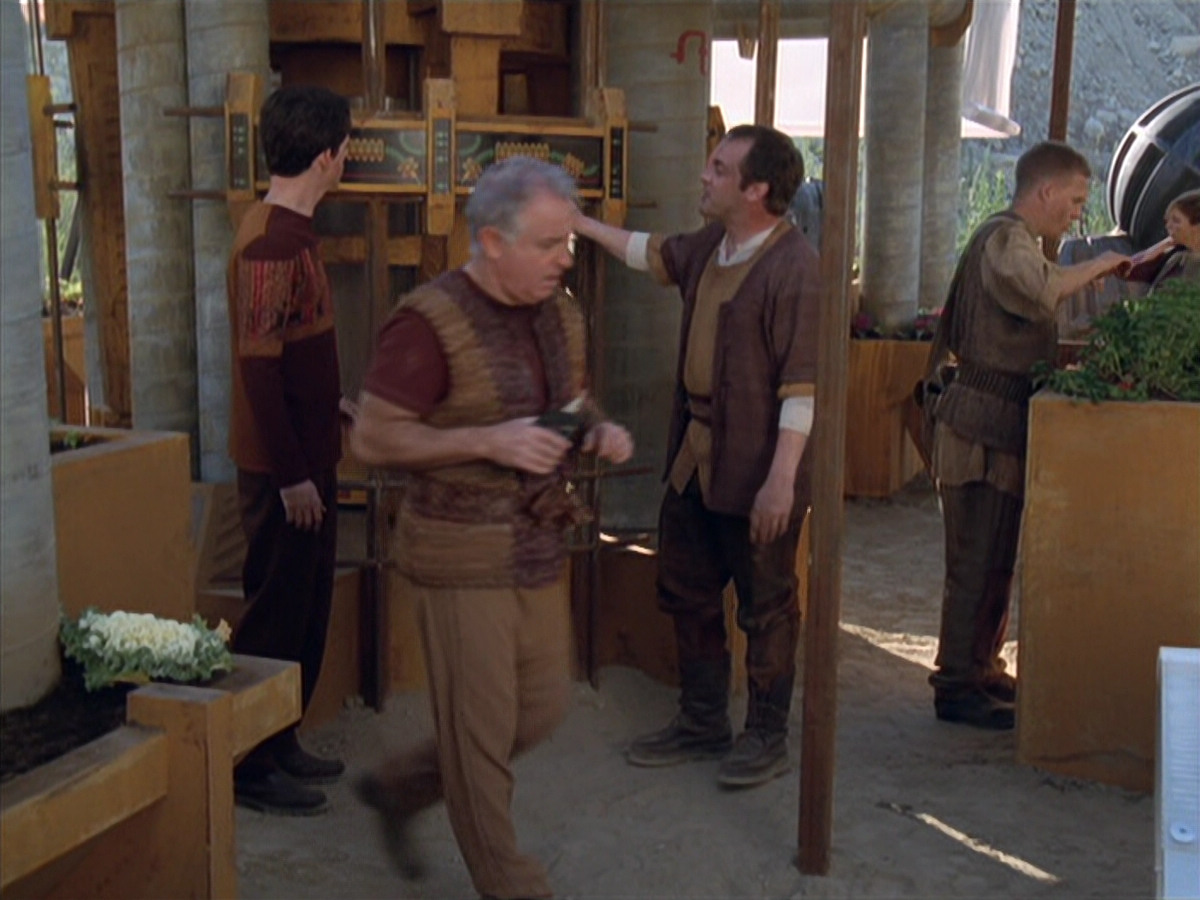 extant_StarTrek_VOY_6x19-ChildsPlay_01789.jpg
