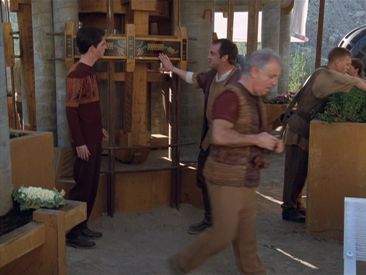 extant_StarTrek_VOY_6x19-ChildsPlay_01790.jpg