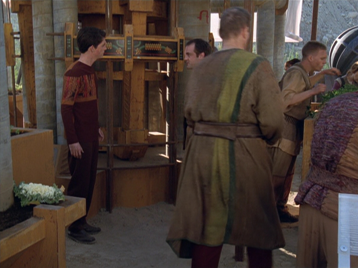 extant_StarTrek_VOY_6x19-ChildsPlay_01797.jpg