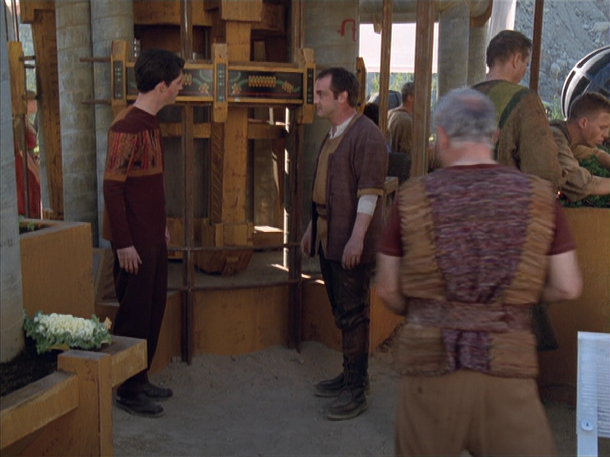 extant_StarTrek_VOY_6x19-ChildsPlay_01799.jpg