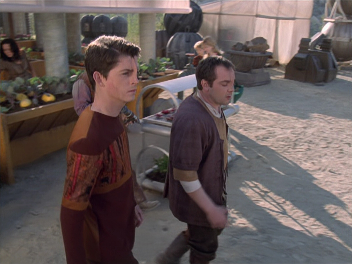 extant_StarTrek_VOY_6x19-ChildsPlay_01821.jpg