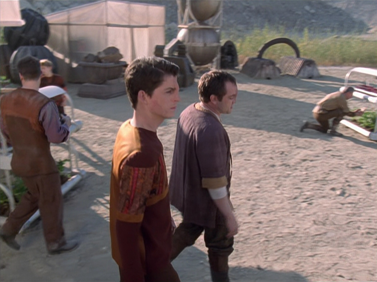extant_StarTrek_VOY_6x19-ChildsPlay_01823.jpg