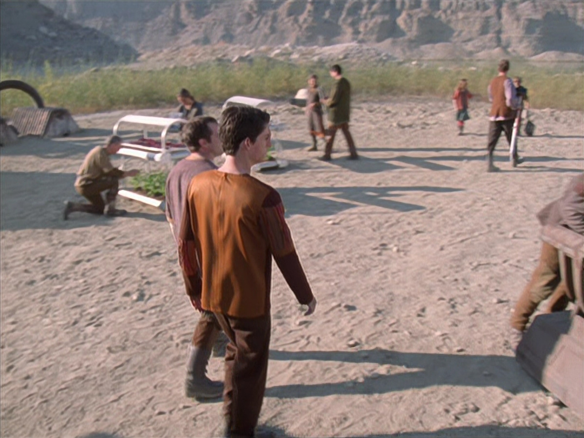 extant_StarTrek_VOY_6x19-ChildsPlay_01826.jpg