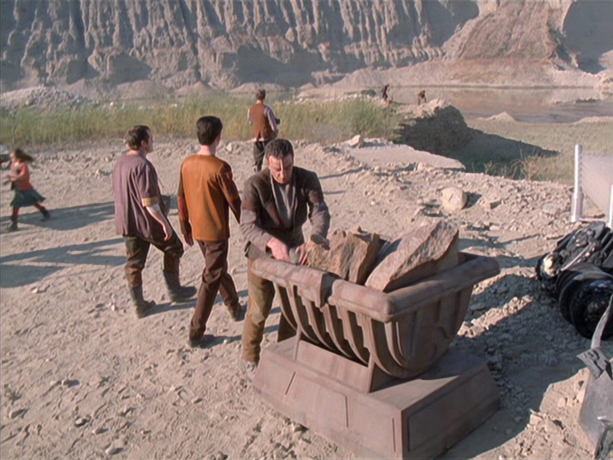 extant_StarTrek_VOY_6x19-ChildsPlay_01831.jpg