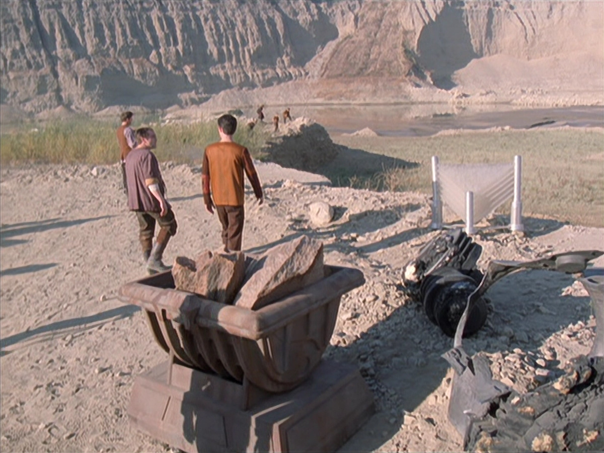 extant_StarTrek_VOY_6x19-ChildsPlay_01835.jpg
