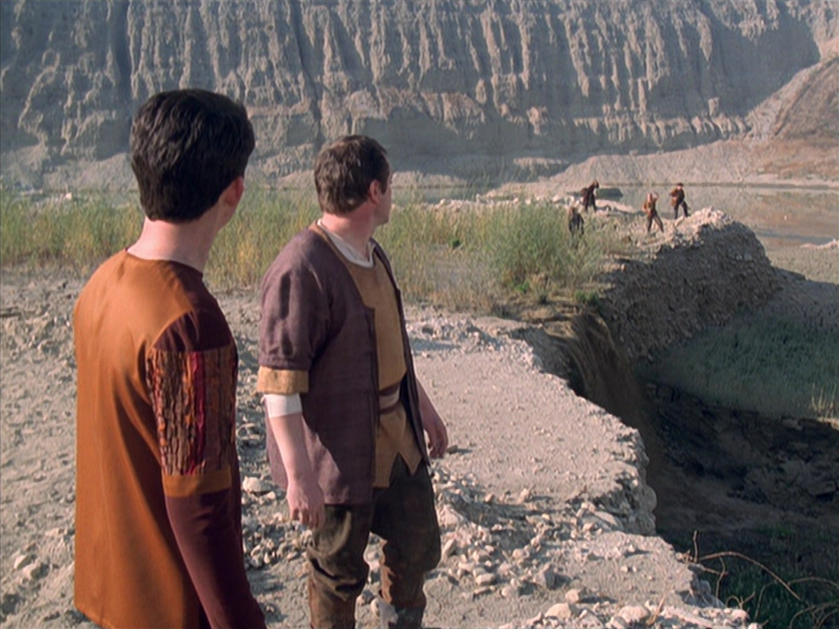 extant_StarTrek_VOY_6x19-ChildsPlay_01846.jpg