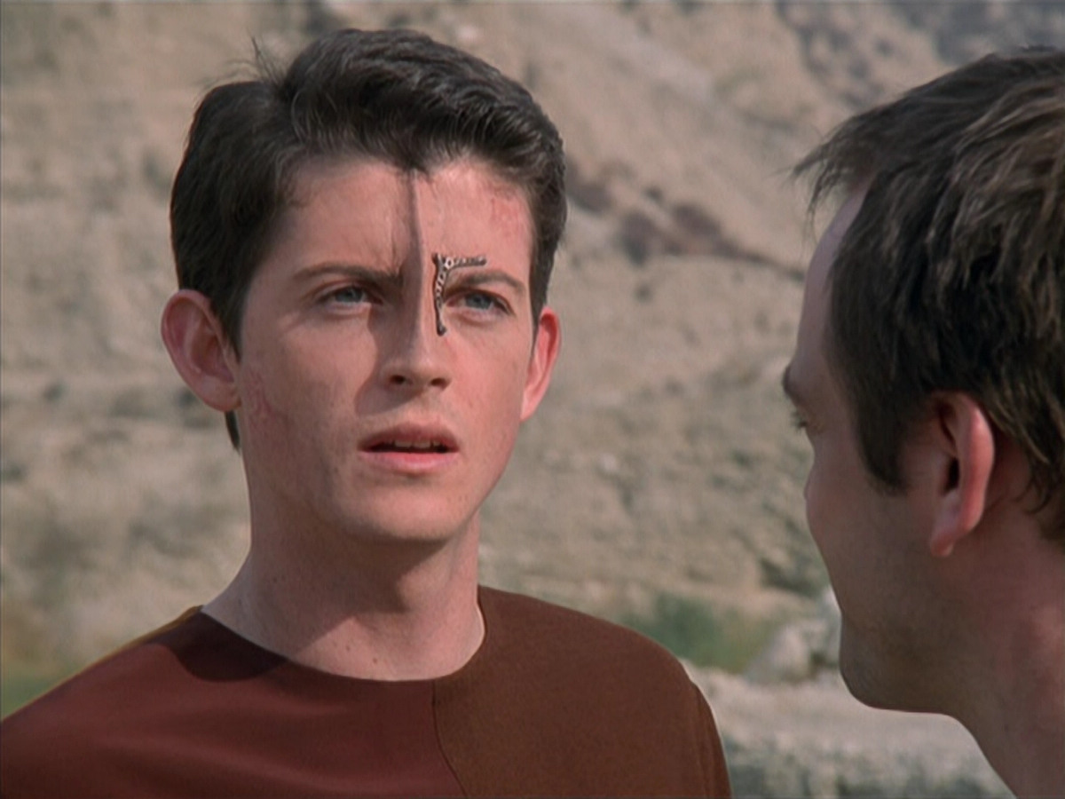 extant_StarTrek_VOY_6x19-ChildsPlay_01862.jpg