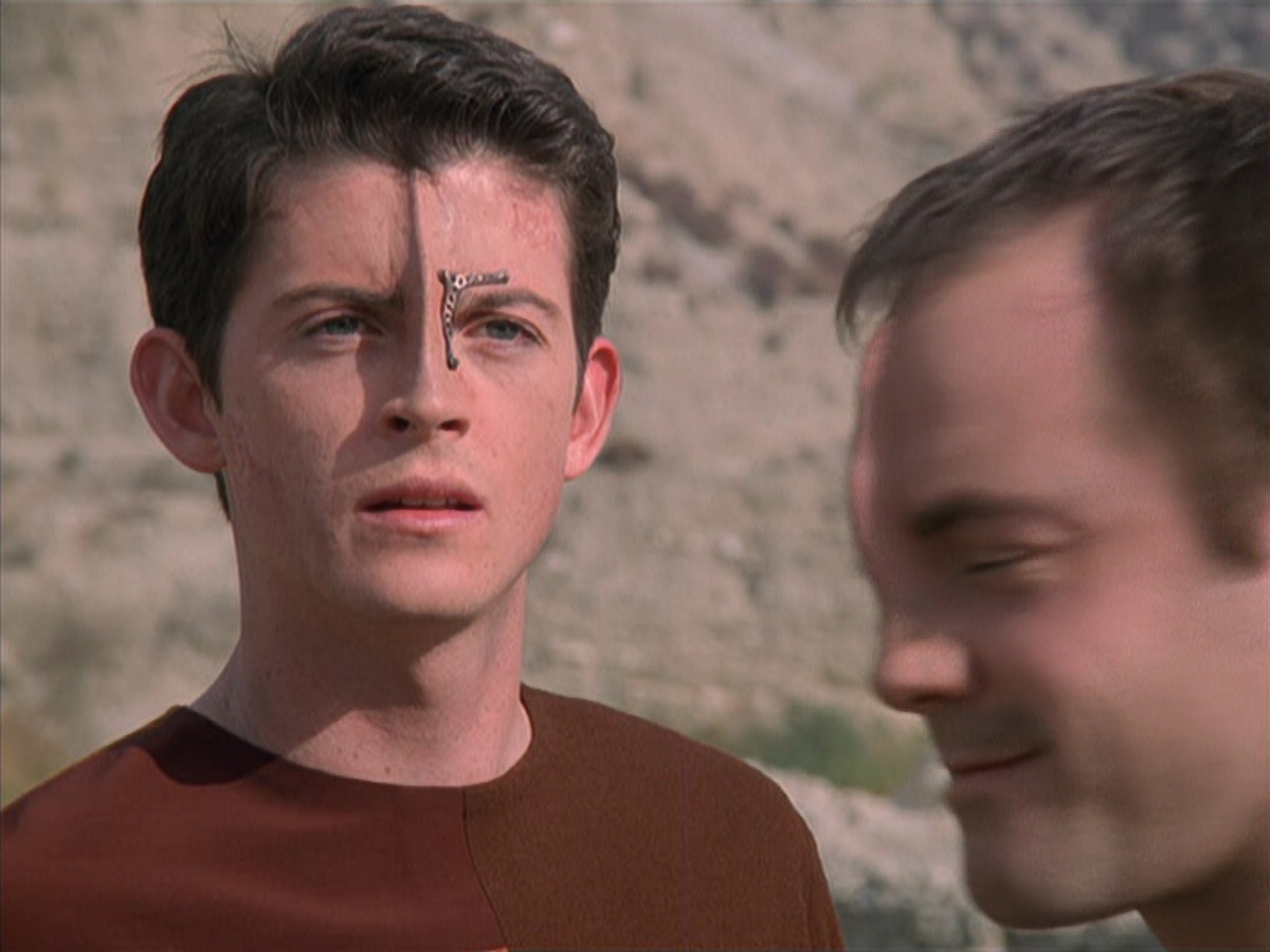 extant_StarTrek_VOY_6x19-ChildsPlay_01869.jpg