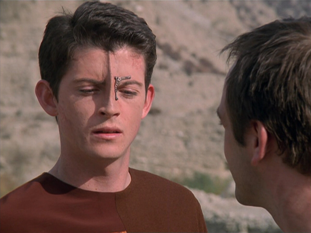 extant_StarTrek_VOY_6x19-ChildsPlay_01870.jpg