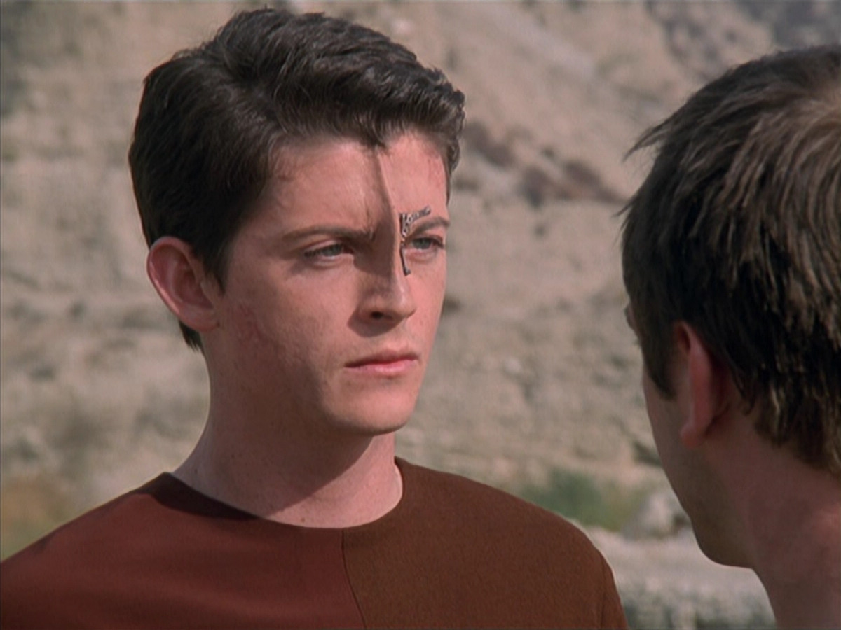 extant_StarTrek_VOY_6x19-ChildsPlay_01874.jpg