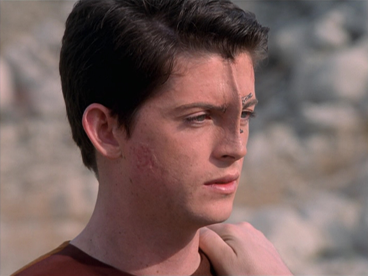 extant_StarTrek_VOY_6x19-ChildsPlay_01881.jpg