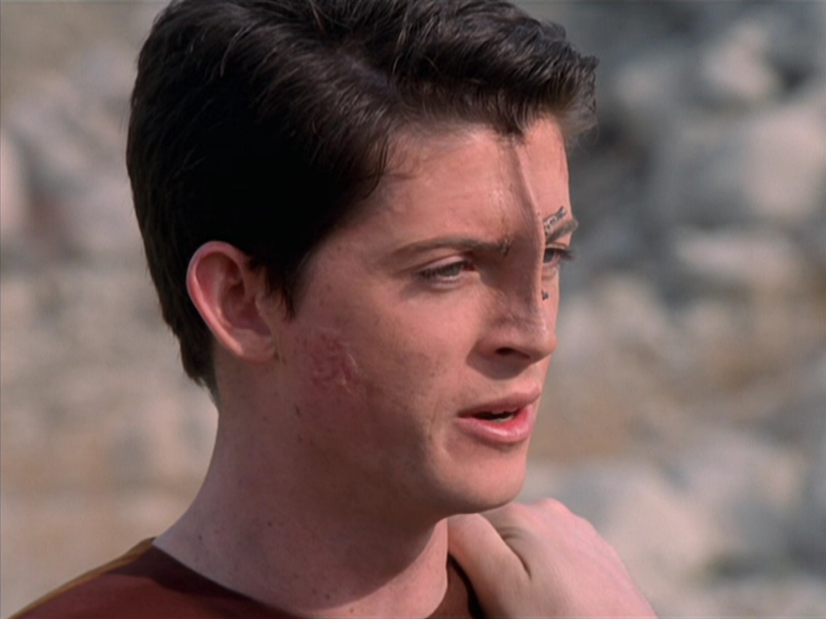 extant_StarTrek_VOY_6x19-ChildsPlay_01882.jpg