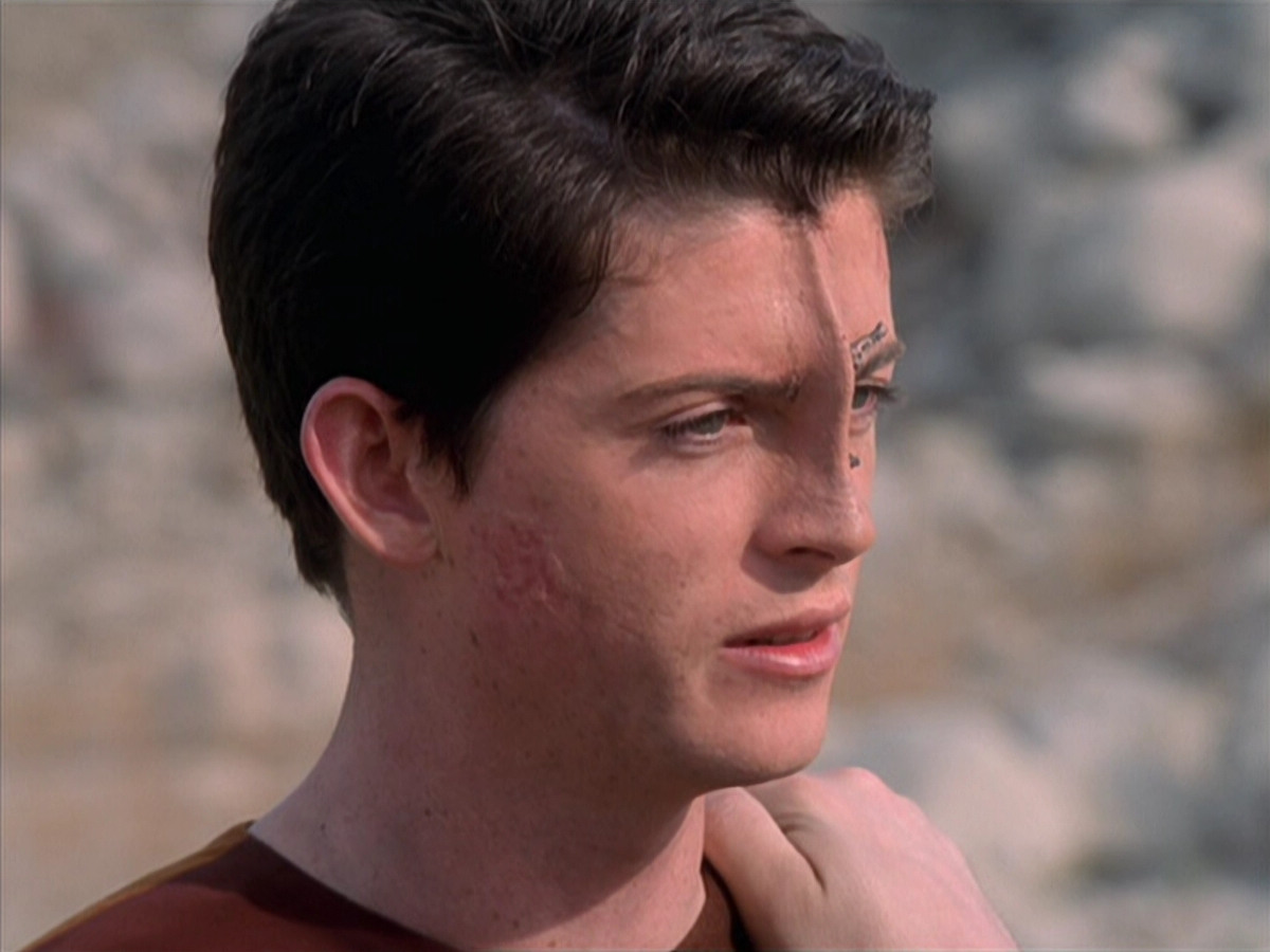 extant_StarTrek_VOY_6x19-ChildsPlay_01884.jpg