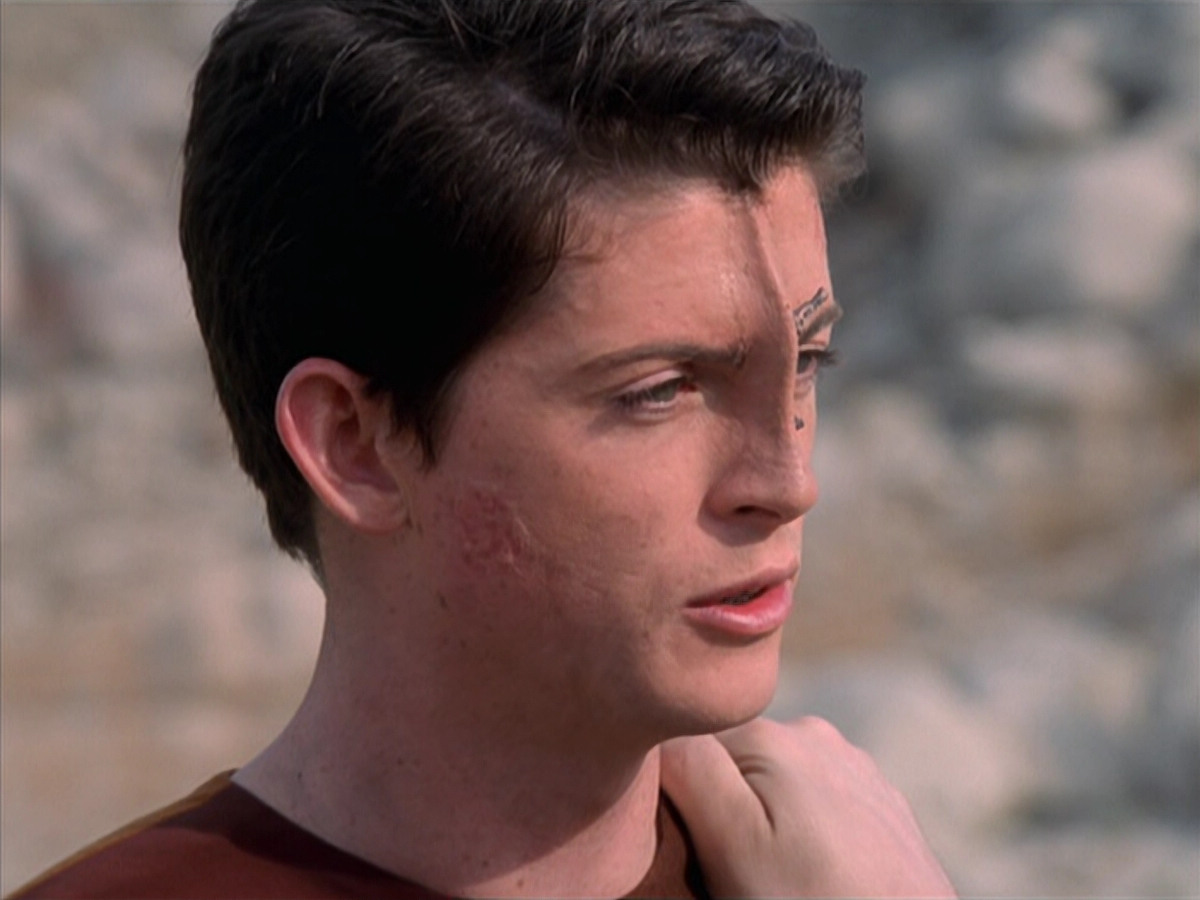extant_StarTrek_VOY_6x19-ChildsPlay_01885.jpg