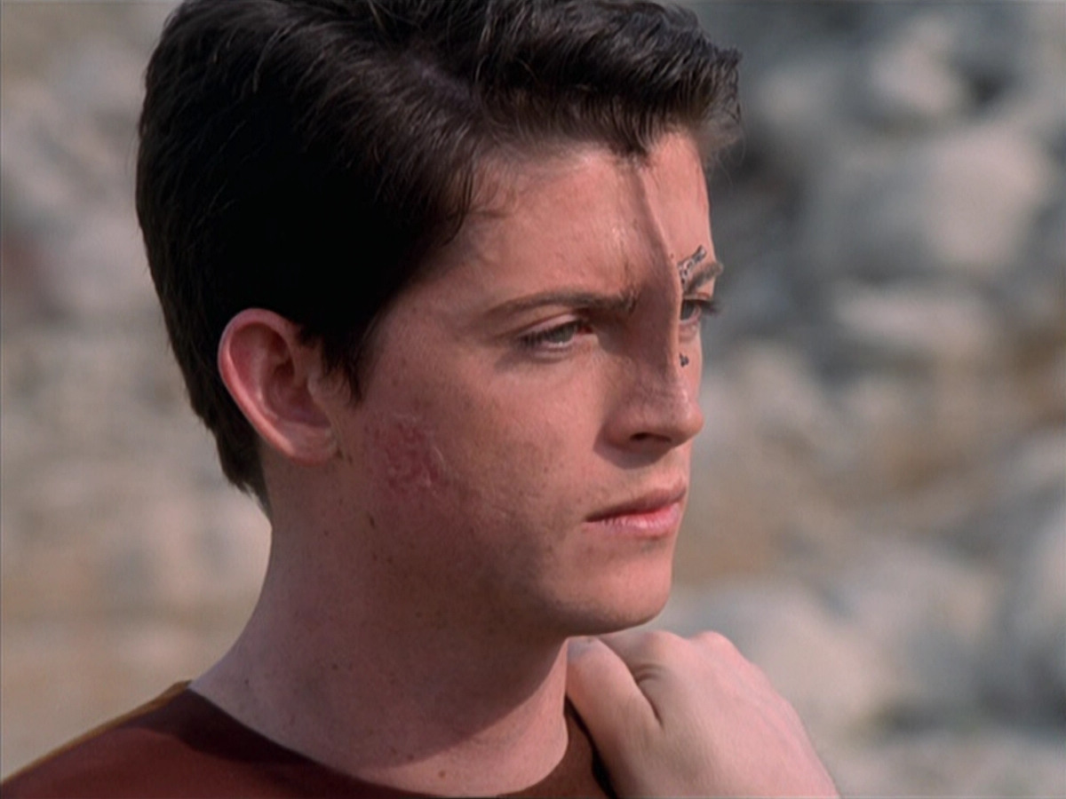 extant_StarTrek_VOY_6x19-ChildsPlay_01889.jpg