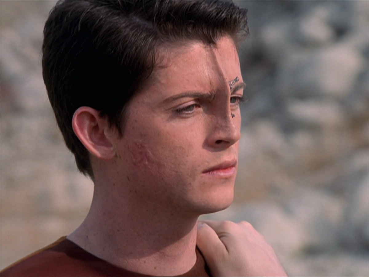 extant_StarTrek_VOY_6x19-ChildsPlay_01890.jpg