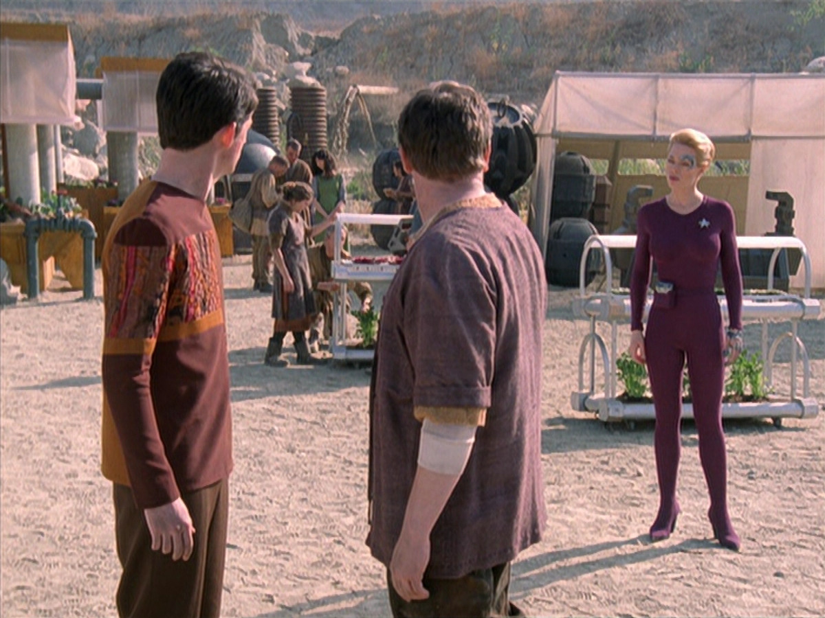 extant_StarTrek_VOY_6x19-ChildsPlay_01896.jpg