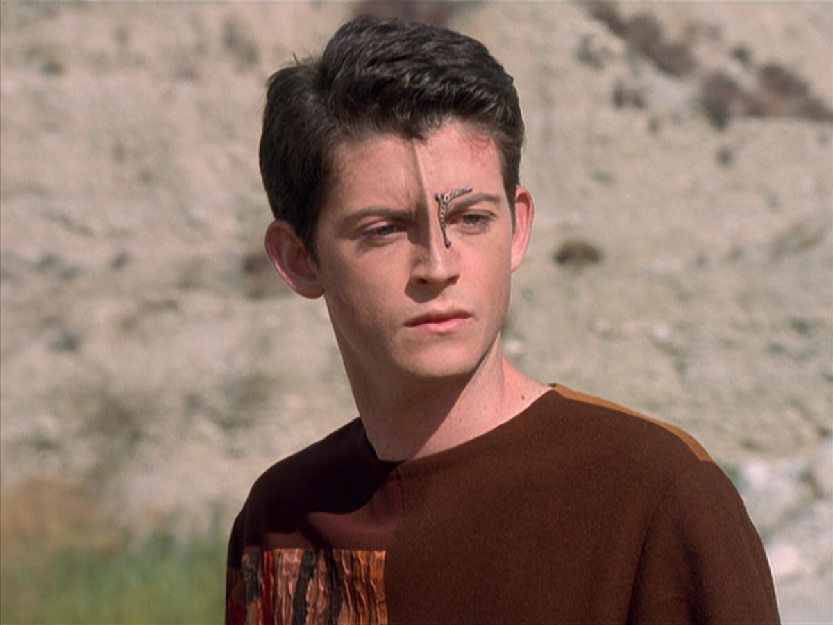 extant_StarTrek_VOY_6x19-ChildsPlay_01898.jpg