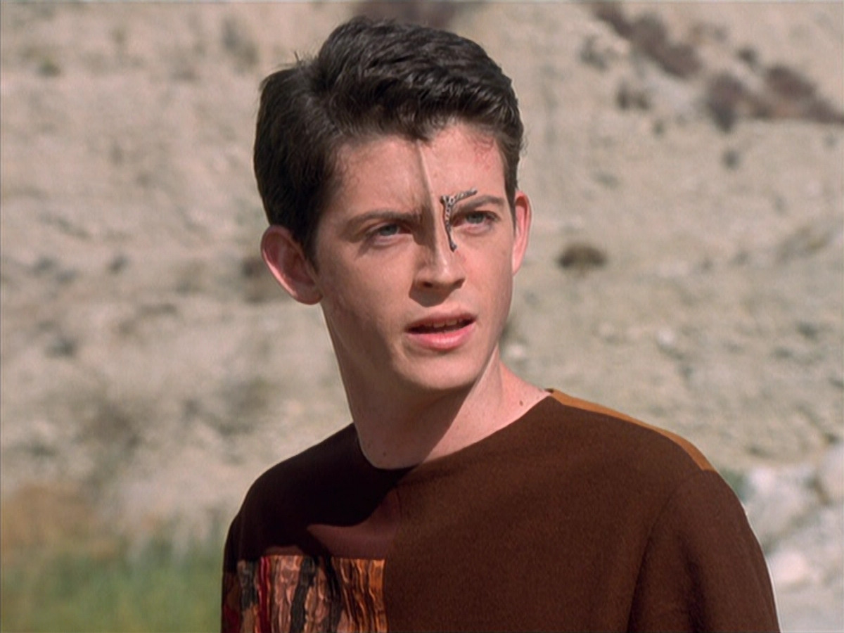 extant_StarTrek_VOY_6x19-ChildsPlay_01900.jpg