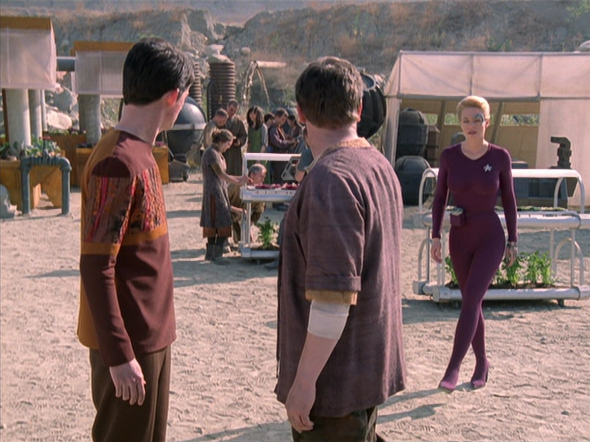 extant_StarTrek_VOY_6x19-ChildsPlay_01910.jpg
