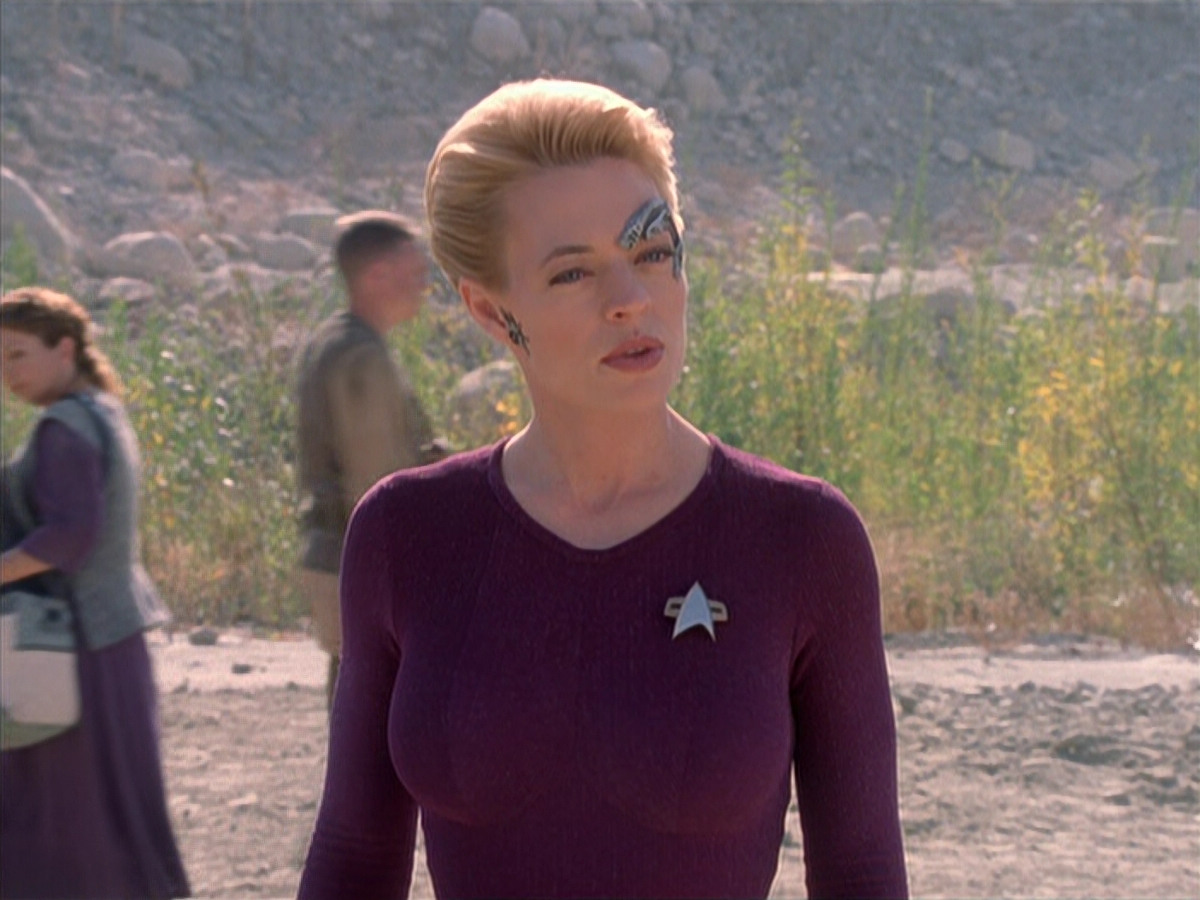 extant_StarTrek_VOY_6x19-ChildsPlay_01925.jpg