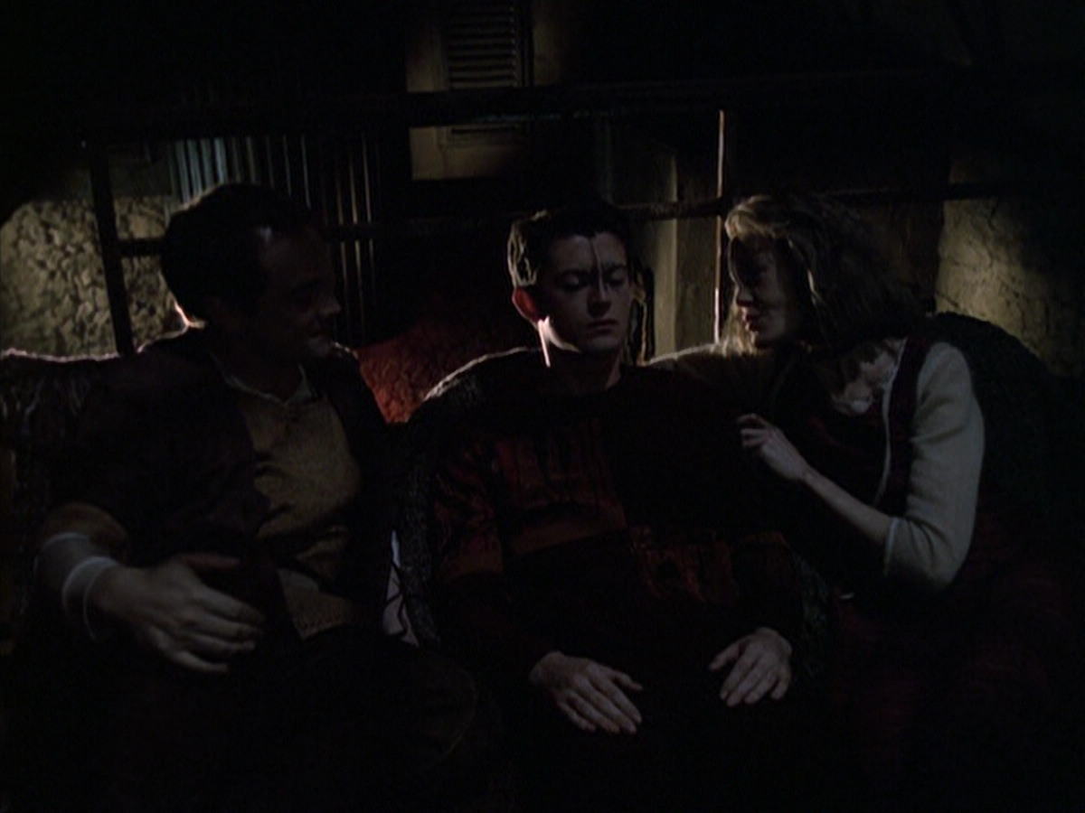 extant_StarTrek_VOY_6x19-ChildsPlay_02172.jpg