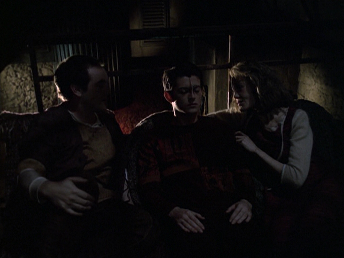extant_StarTrek_VOY_6x19-ChildsPlay_02173.jpg