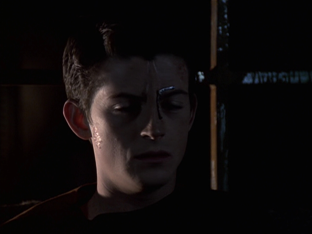 extant_StarTrek_VOY_6x19-ChildsPlay_02241.jpg
