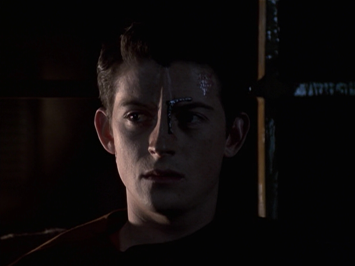 extant_StarTrek_VOY_6x19-ChildsPlay_02242.jpg