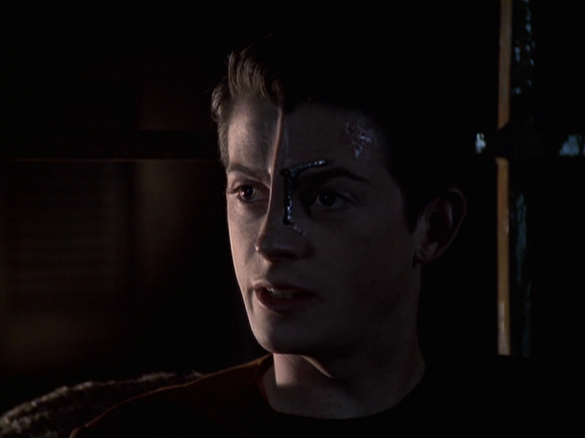 extant_StarTrek_VOY_6x19-ChildsPlay_02253.jpg