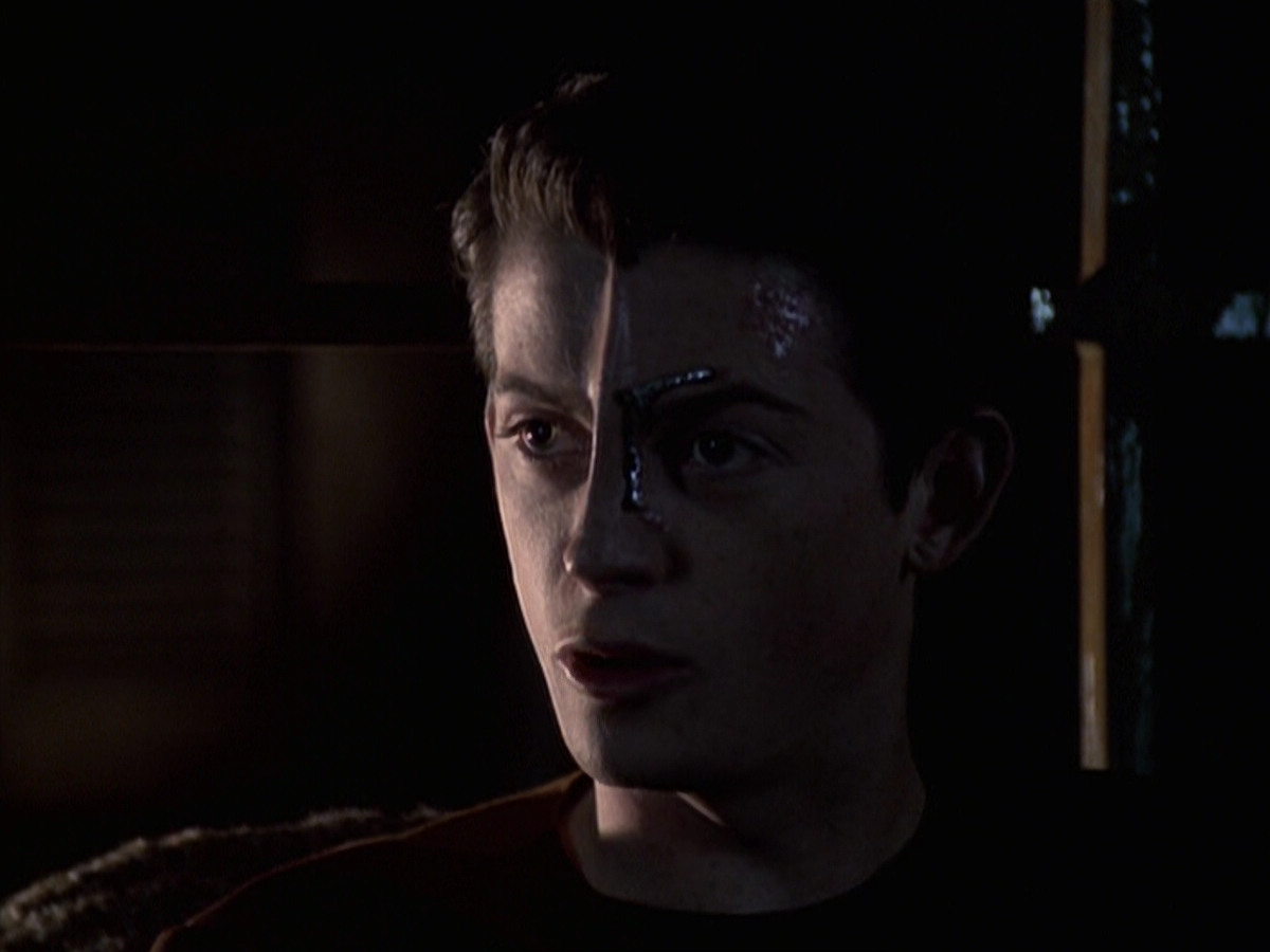 extant_StarTrek_VOY_6x19-ChildsPlay_02254.jpg