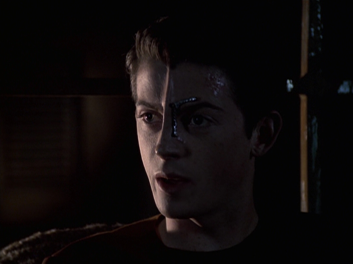 extant_StarTrek_VOY_6x19-ChildsPlay_02260.jpg