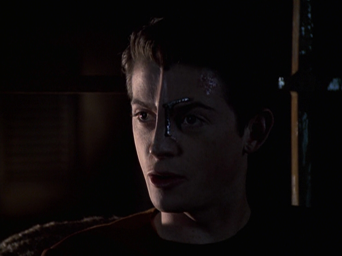 extant_StarTrek_VOY_6x19-ChildsPlay_02261.jpg