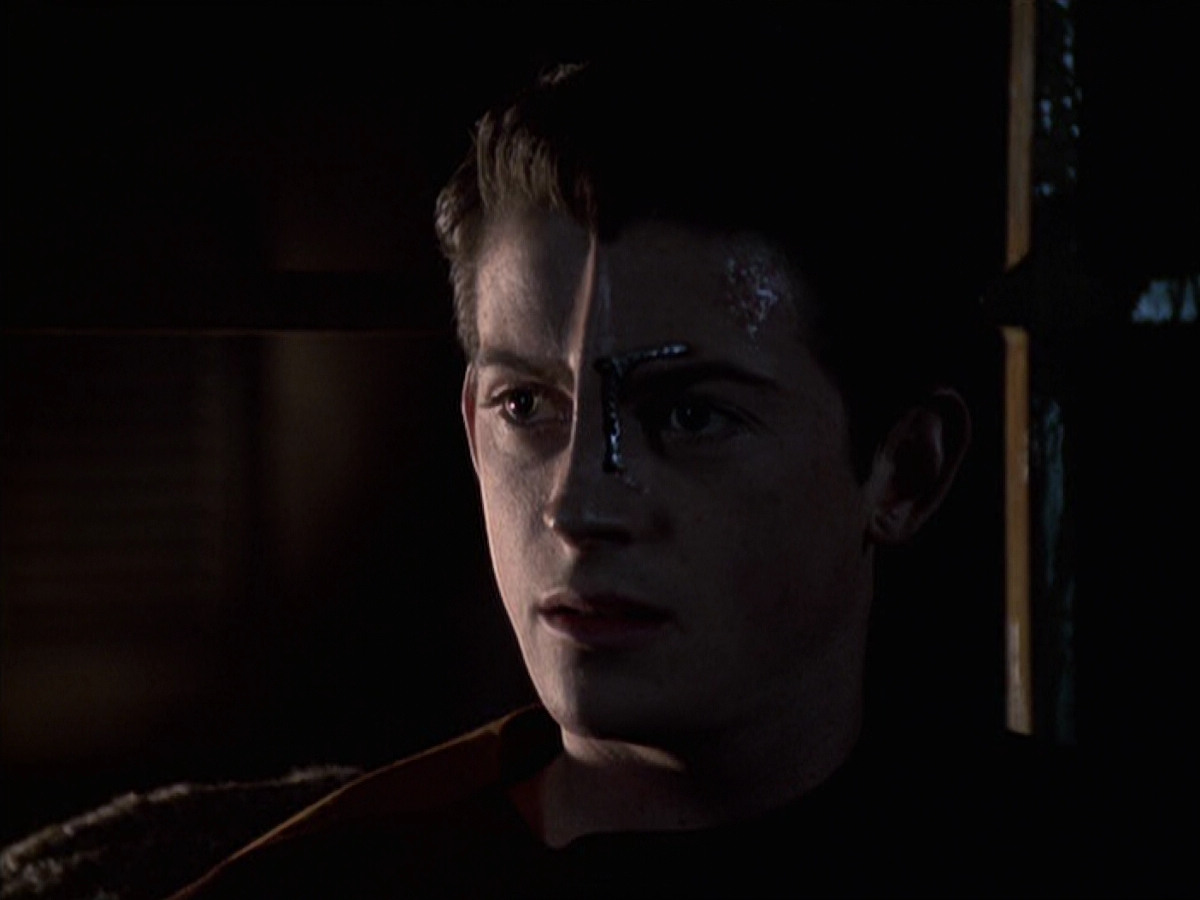 extant_StarTrek_VOY_6x19-ChildsPlay_02265.jpg