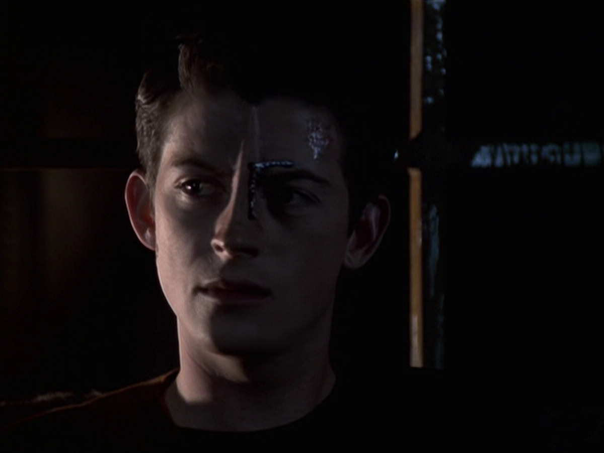 extant_StarTrek_VOY_6x19-ChildsPlay_02281.jpg