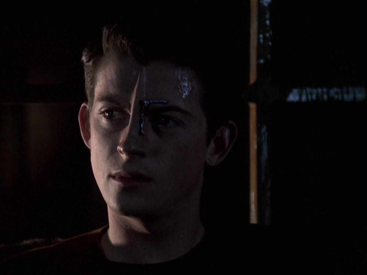extant_StarTrek_VOY_6x19-ChildsPlay_02282.jpg
