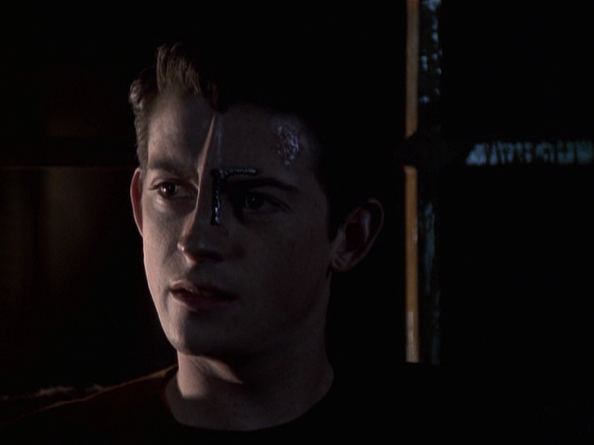 extant_StarTrek_VOY_6x19-ChildsPlay_02283.jpg