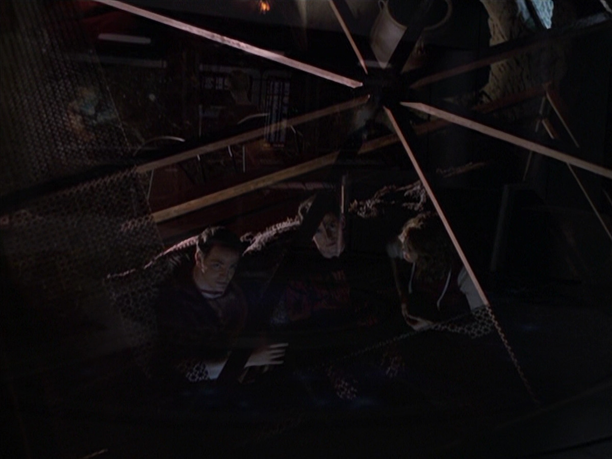extant_StarTrek_VOY_6x19-ChildsPlay_02300.jpg