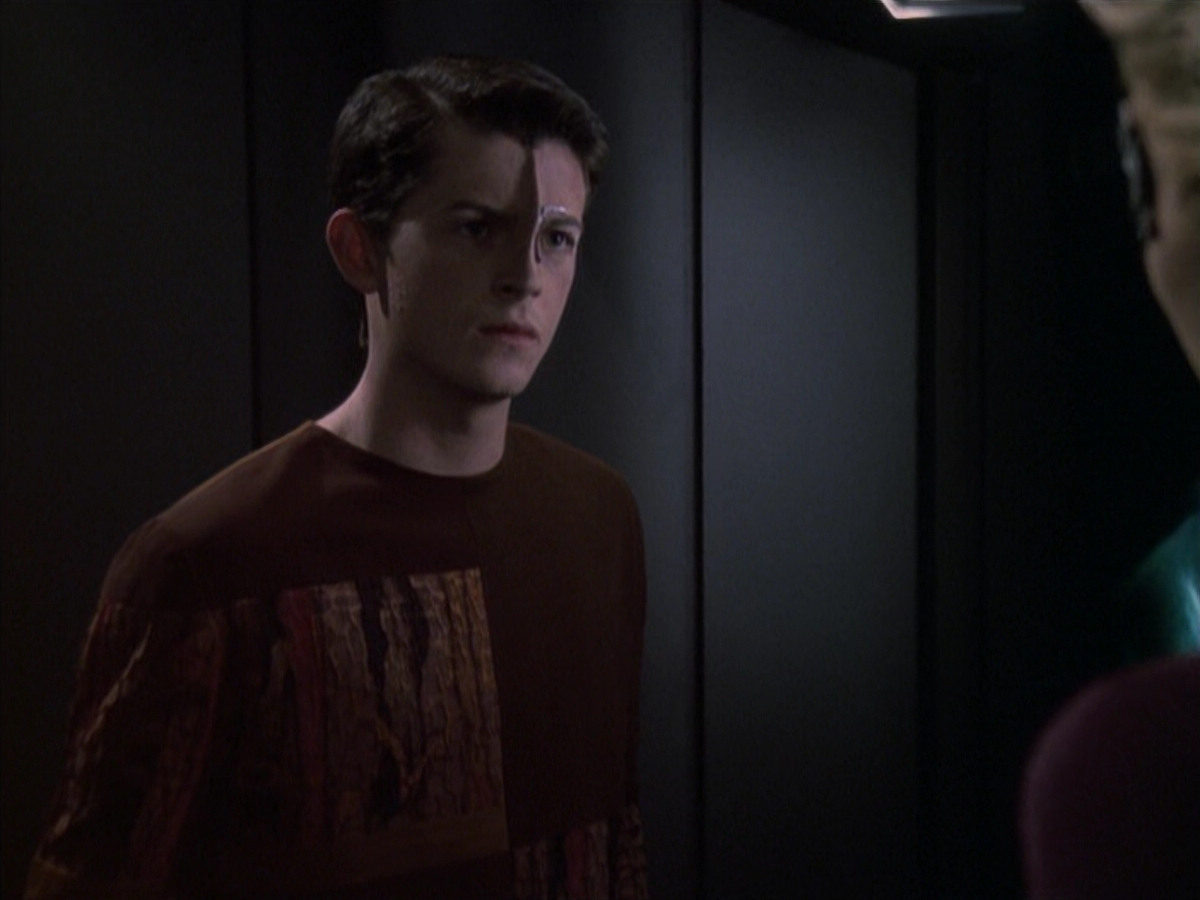 extant_StarTrek_VOY_6x19-ChildsPlay_02371.jpg