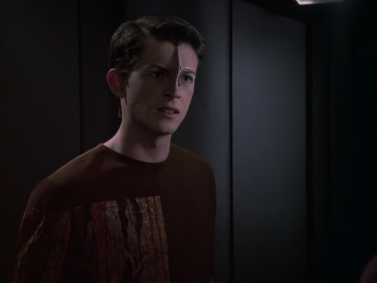 extant_StarTrek_VOY_6x19-ChildsPlay_02375.jpg