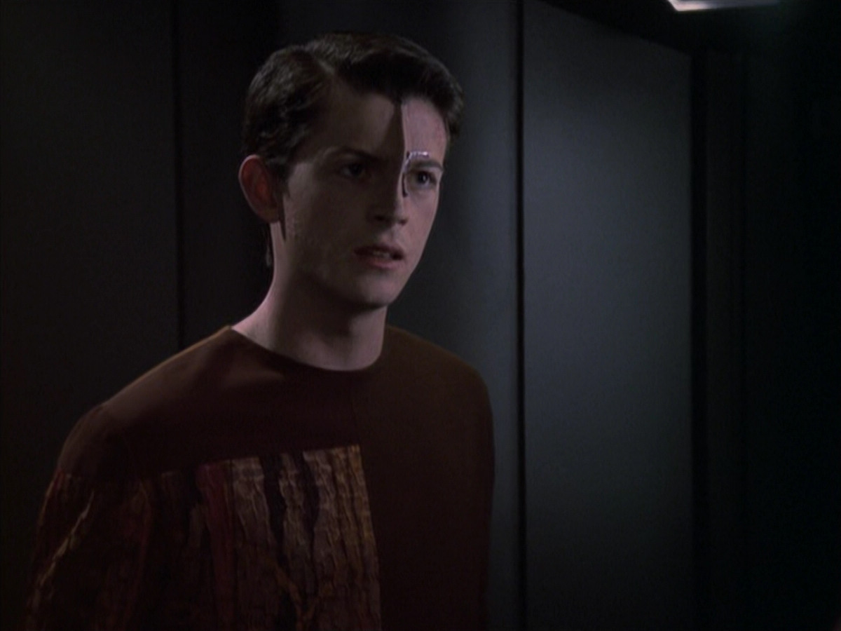 extant_StarTrek_VOY_6x19-ChildsPlay_02376.jpg