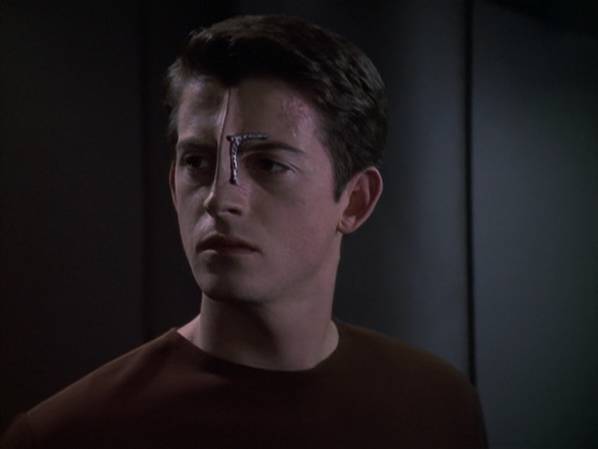 extant_StarTrek_VOY_6x19-ChildsPlay_02397.jpg