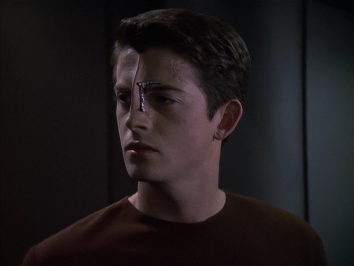 extant_StarTrek_VOY_6x19-ChildsPlay_02398.jpg