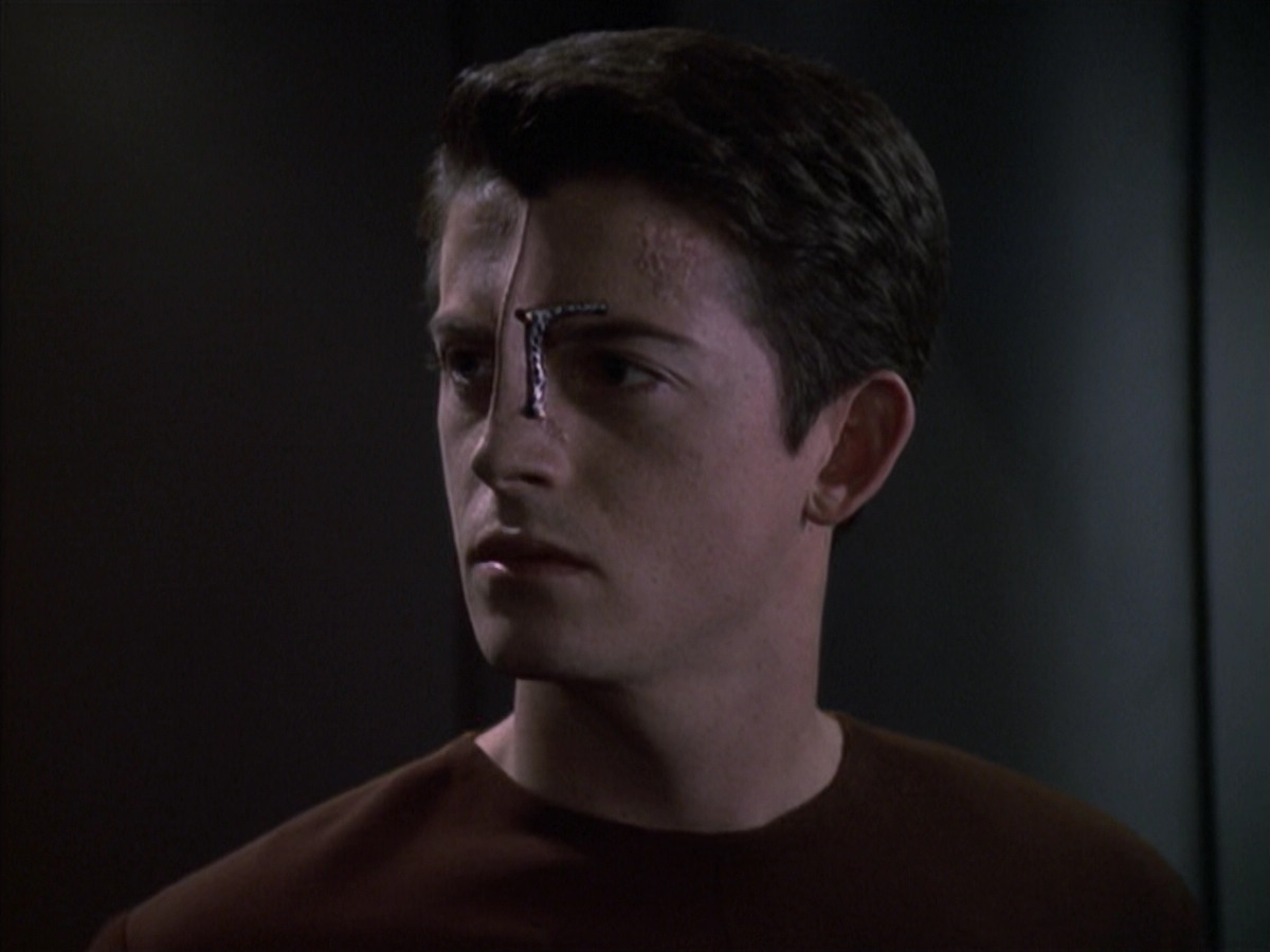 extant_StarTrek_VOY_6x19-ChildsPlay_02401.jpg