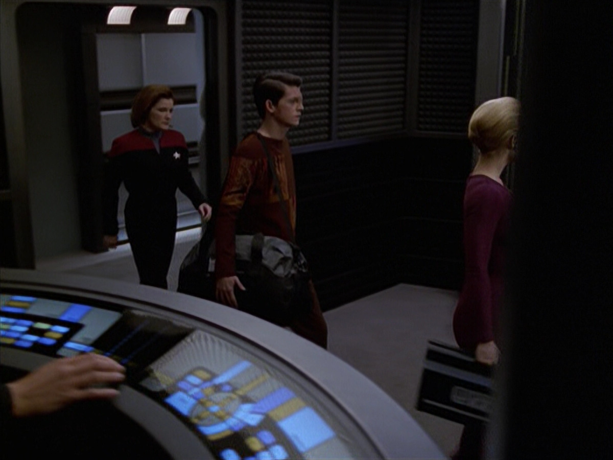 extant_StarTrek_VOY_6x19-ChildsPlay_02413.jpg
