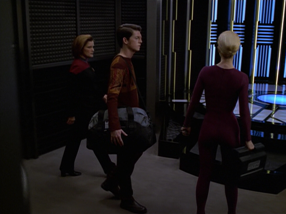 extant_StarTrek_VOY_6x19-ChildsPlay_02415.jpg