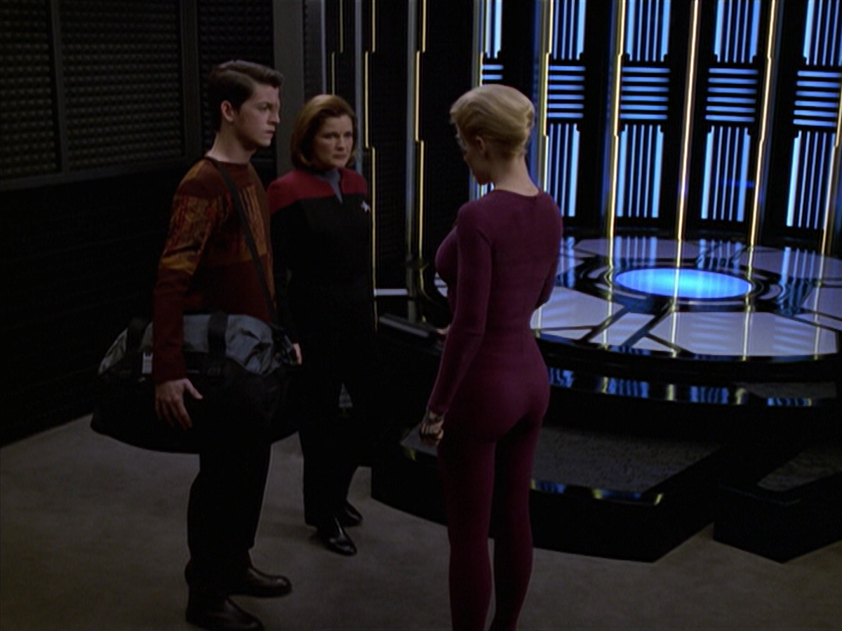extant_StarTrek_VOY_6x19-ChildsPlay_02418.jpg