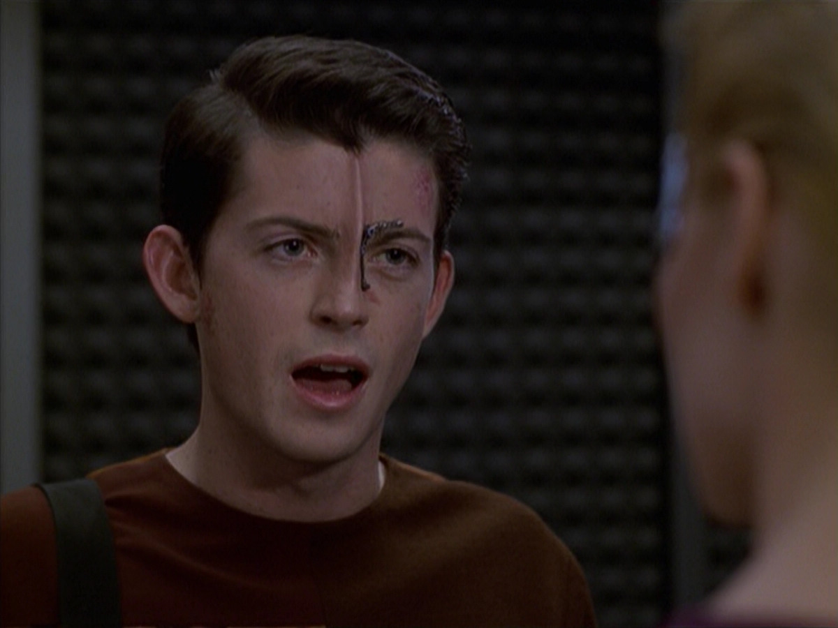 extant_StarTrek_VOY_6x19-ChildsPlay_02436.jpg