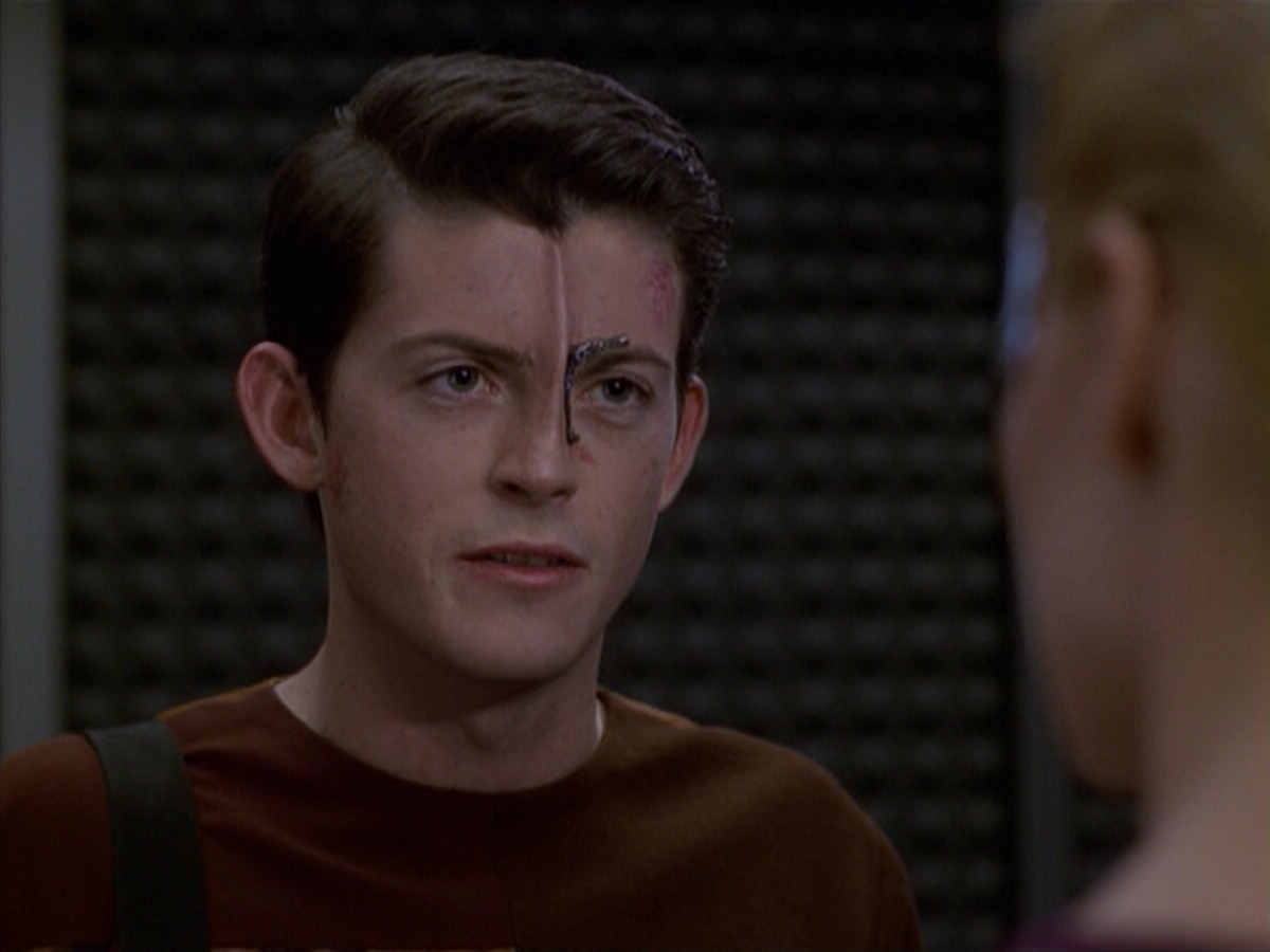extant_StarTrek_VOY_6x19-ChildsPlay_02437.jpg
